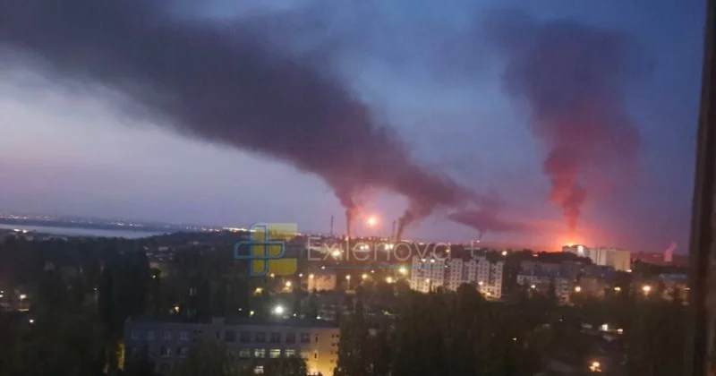 Российский НПЗ горит после атаки дронов