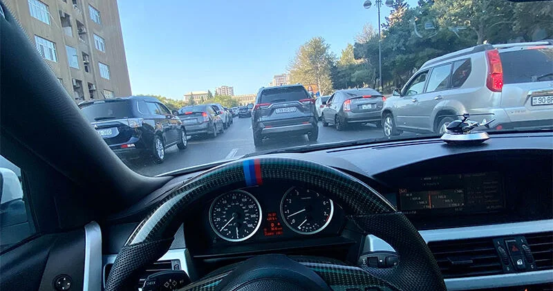 Tıxacda maşını necə sürək ki, benzin az işlənsin?