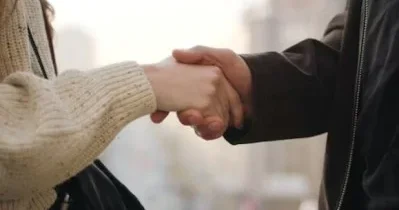 Yad adamla yaxınlaşmaq üçün cəmi 2 dəqiqə bəs edər: QIZIL QAYDA