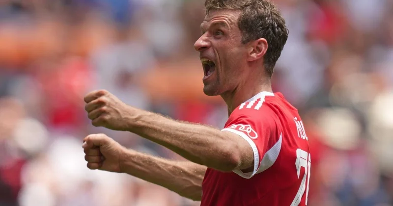 Tomas Müller xatirə əşyalarını hərraca çıxarır