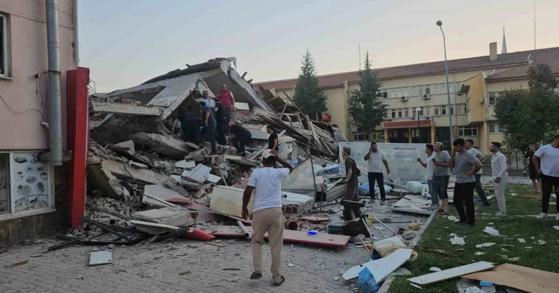 Türkiyədə zəlzələdə bina çökdü: dağıntılar altında qalan şəxs belə xilas edildi VİDEO