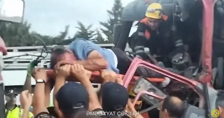Bakıda ağır qəza Sürücülər sıxılı vəziyyətdə qaldı VİDEO