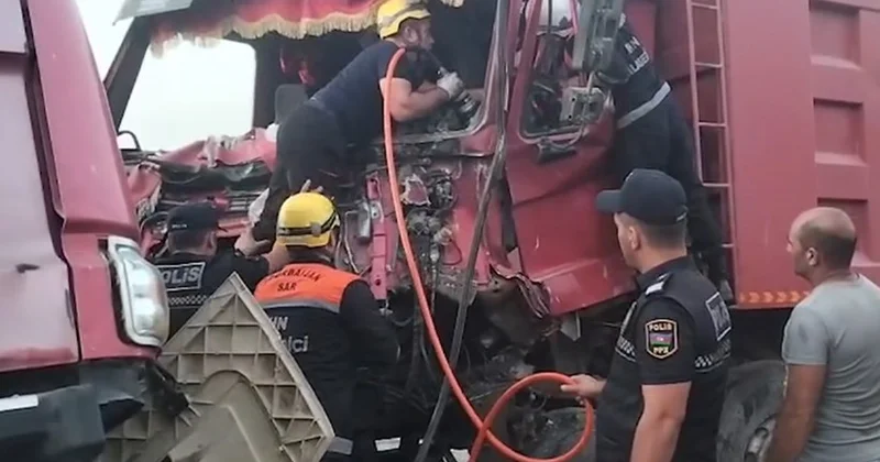 В Балаханы в результате тяжелого ДТП водители оказались зажатыми в деформированных автомобилях