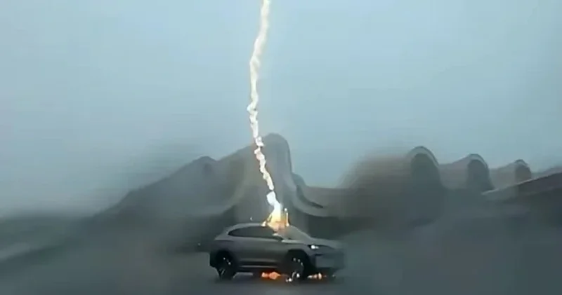 Çində üç dəfə ildırım vuran elektromobilə zərər dəyməyib