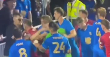 Futbolçunu vurmaq istəyən azarkeş belə zərərsizləşdirildi VİDEO