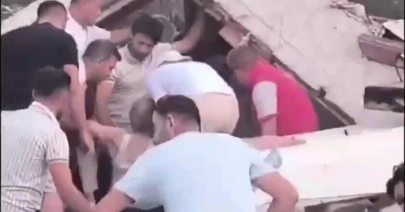 Четырех человек спасли из под завалов в Балыкесире ВИДЕО