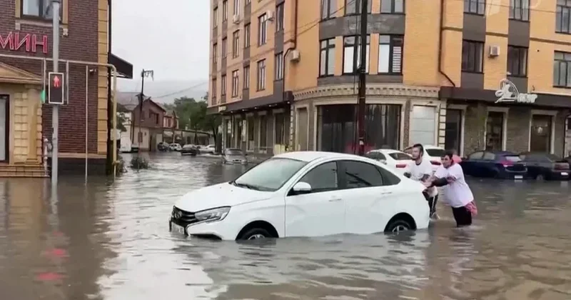 Mahaçqala küçələri güclü leysan nəticəsində su altında qalıb