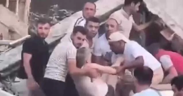Sakinlərin dağıntılar altından çıxarılması anı Video