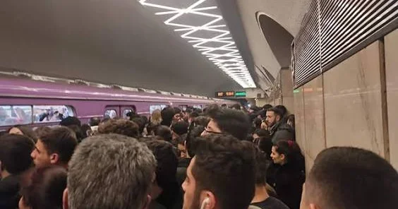 İsti qatar, bağlı pəncərə, huşunu itirən sərnişin:Metroda narazılıq