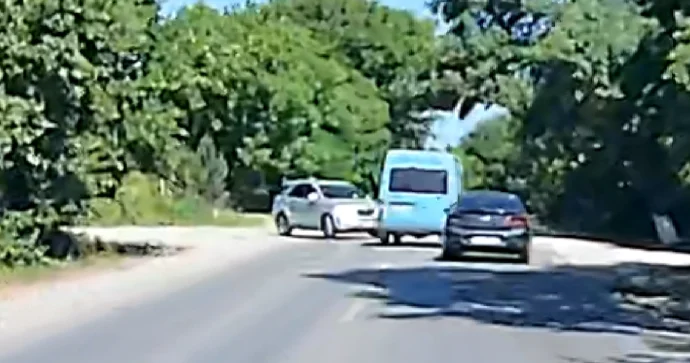 Yola baxmadan çıxan sürücü özü ilə yanaşı 2 sürücünü ölümlə üz üzə qoydu VİDEO