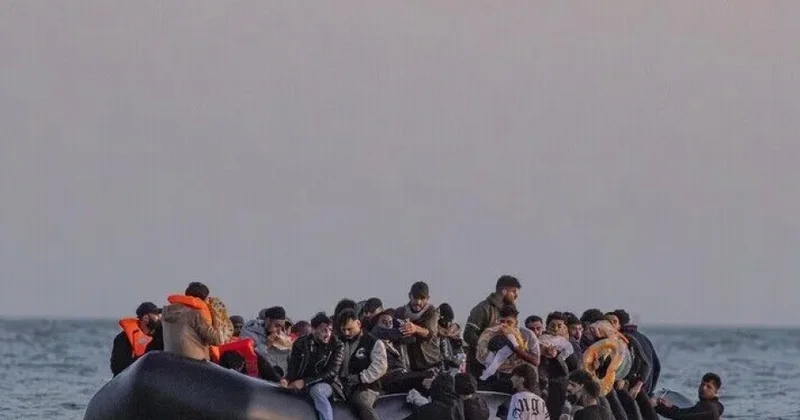 Britaniya mediası: Təqribən 230 miqrantı daşıyan kiçik qayıq La Manşdan keçib