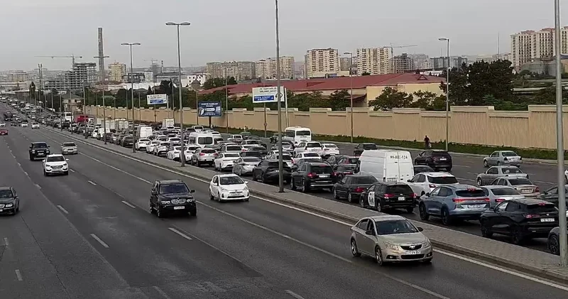 В Баку на ряде улиц и проспектов затруднено движение транспорта