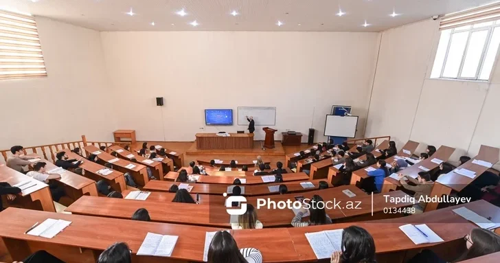 Тысячи студентов в Азербайджане покидают вузы: почему кредиты не решают проблему