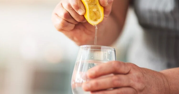 Səhər limonlu su içməyin faydaları və zərərləri