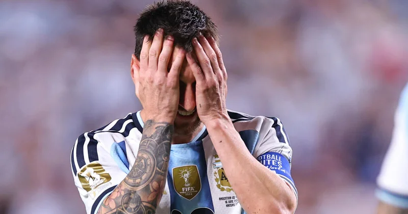 Messi atasının dəfn mərasimində ailəsi ilə birlikdə (Video)