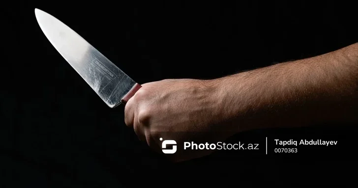 В Баку прокурор запросил суровое наказание для мужчины, ранившего ножом двух братьев