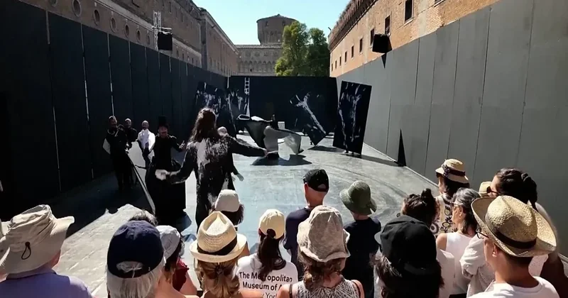 Məhkumlar teatr səhnəsinə çıxdılar Həbsxananın həyətində