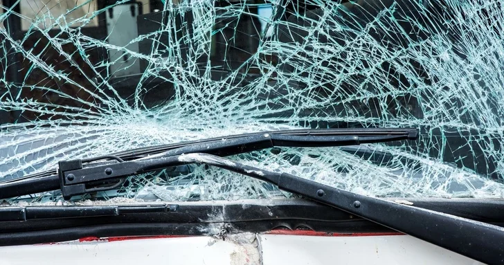 В Физулинском районе автомобиль врезался в дерево, есть пострадавшие