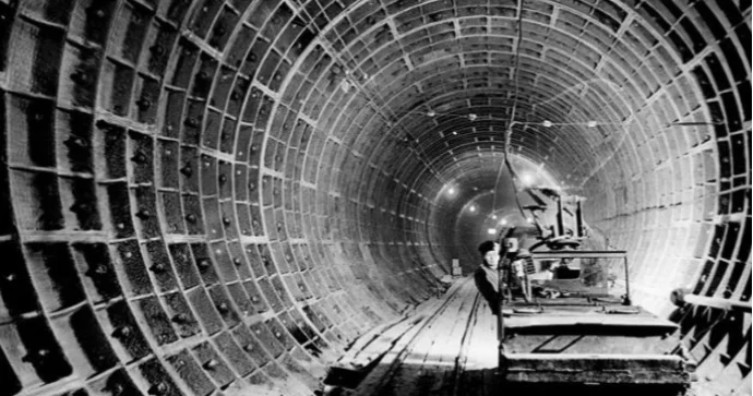 Leninqradda metro tuneli fəlakəti şəhərin mərkəzi yerə batırmış FOTO