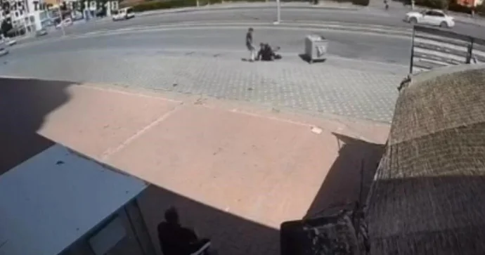 Başını aşağı salıb skuter sürürdü, zibil qutusuna çırpıldı ANBAAN VİDEO