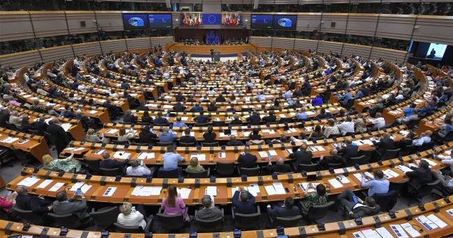 Avropa Parlamenti Ukraynanı islahatları davam etdirməyə və korrupsiya ilə mübarizə aparmağa çağırıb