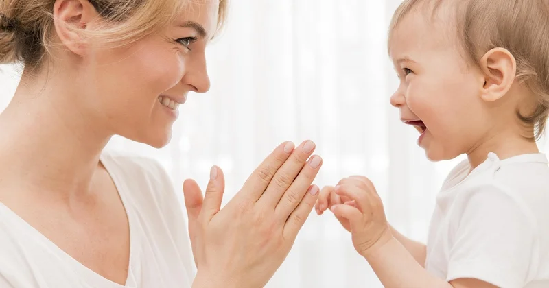Исследование: жесты родителей играют ключевую роль в развитии ребенка
