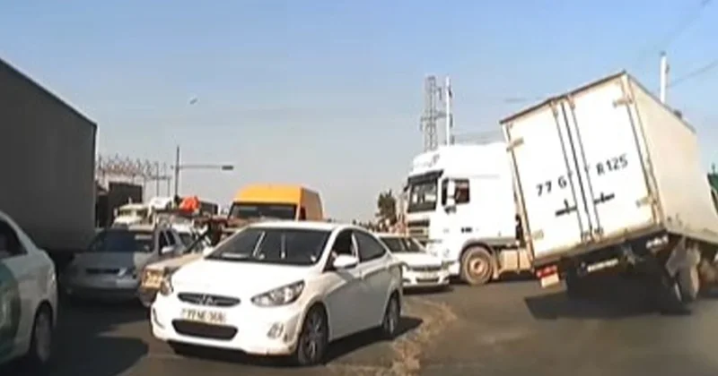 Bakıda sürücü yük maşını ilə iki avtomobili vurub hadisə yerindən qaçdı ANBAAN VİDEO