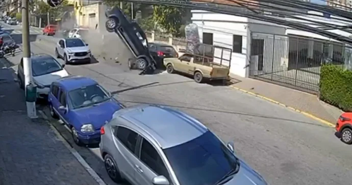 Sürətin səbəb olduğu qəza “Pikap” havada uçub 10 maşını əzdi VİDEO
