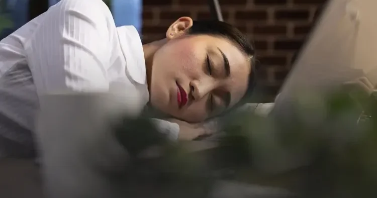 Qısa gündüz yuxusu iş yerində işçinin məhsuldarlığını ARTIRIR