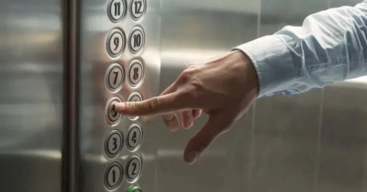 Liftdə 4 gün ac susuz qaldı KONKRET