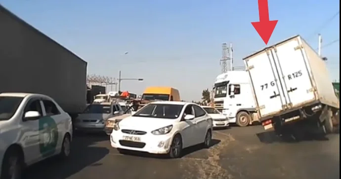 Bakıda dəhşətli hadisə: 5 avtomobili vuran sürücü ikitəkər qaldırıb qaçdı VİDEO