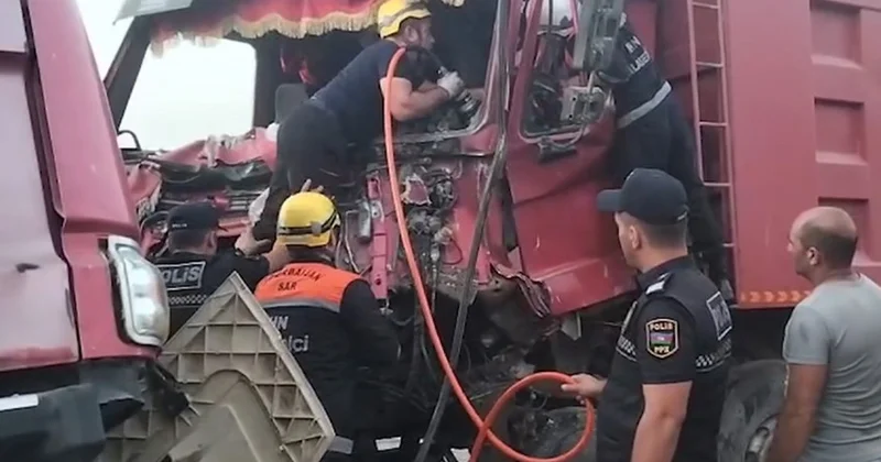 Balaxanıda ağır qəza Sürücülər sıxılı vəziyyətdə qalıb