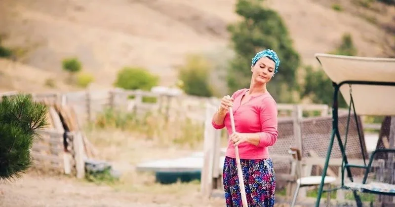 52 yaşlı məşhur aktrisa qışa hazırlıq görür: Öz əlləri ilə tomat pastası bişirdi
