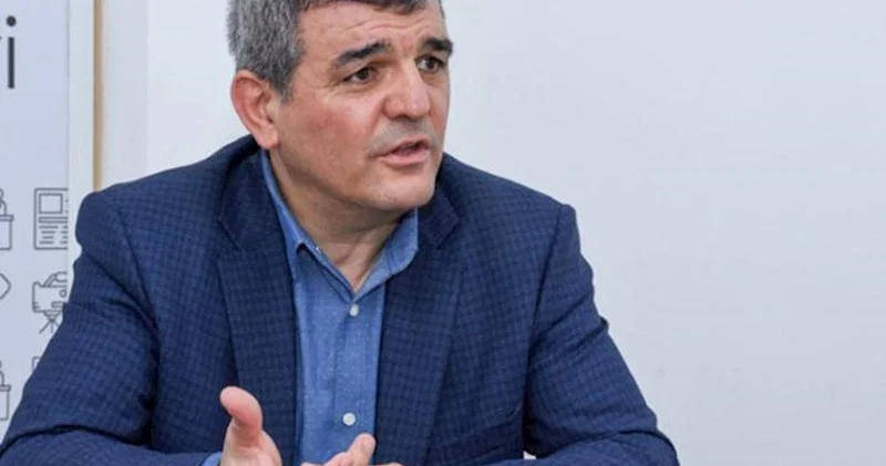 Fazil Mustafa: “Məktəb forması əsl məsələni kölgədə qoyub”