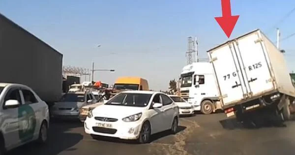 В Баку грузовик наехал на пять автомобилей ВИДЕО