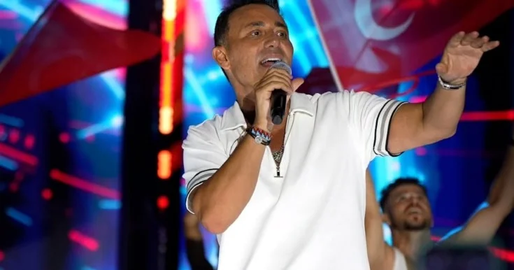 Mustafa Sandal minlərlə adamın önündə onları təhqir etdi