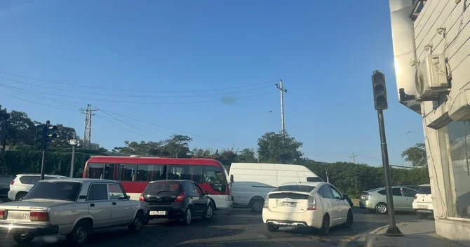 Biləcəridə qəza baş verən küçədə işləməyən işıqfor sürücülərə əlavə çətinlik yaradır