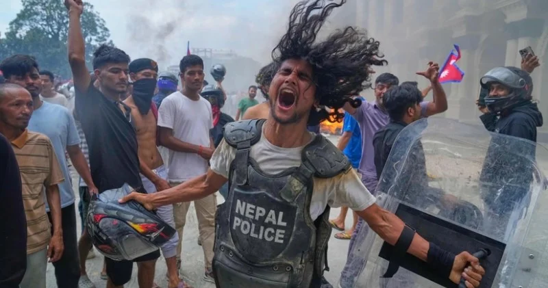 Nepalda komendant saatı tətbiq edildi