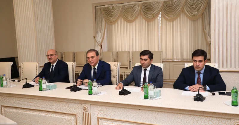 Niyazi Bayramov yüksək bal toplayan məzunlarla görüşdü FOTOLAR