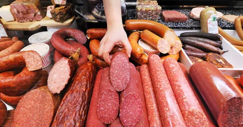 Kolbasa və sosiskalar xərçəng yaradır