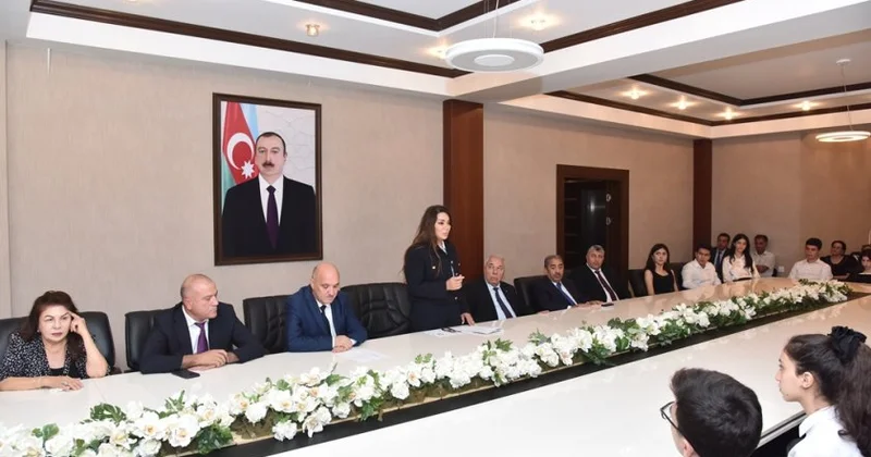 Nəsimi rayonunda qəbul imtahanlarında rayon üzrə yüksək bal toplayan məzunlarla görüş keçirilib