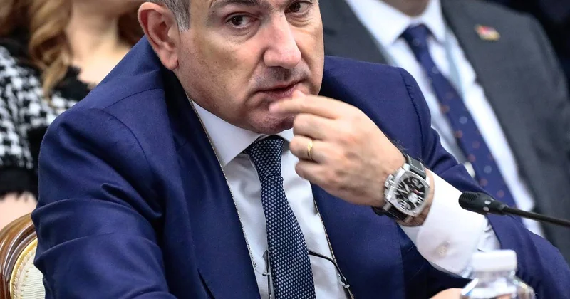Paşinyan xalqdan üzr istədi: vətəndaş məktublarının hamısını vaxtında oxuyub cavablandıra bilmədiyinə görə...