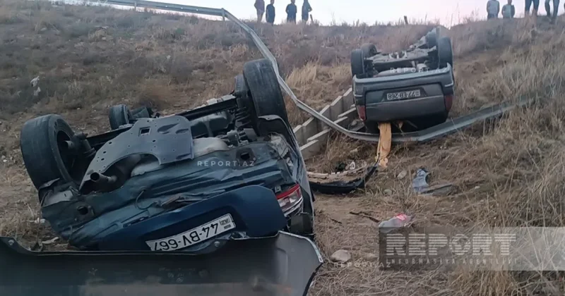 В Товузе два автомобиля съехали с моста, есть пострадавшие