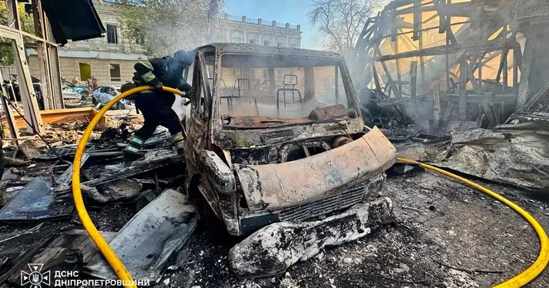 Российская армия ударила по торговому центру в Павлограде: есть погибшие и раненые Minval Politika