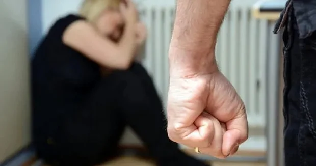 Bakıda kişi arvadını iş yerində döydü
