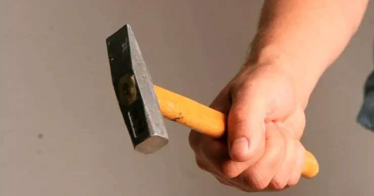 Bakıda oğlan ögey atasını öskürdüyü üçün çəkiclə döydü