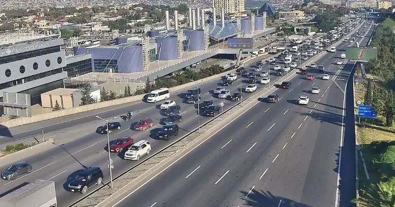 На шести дорогах Баку заторы