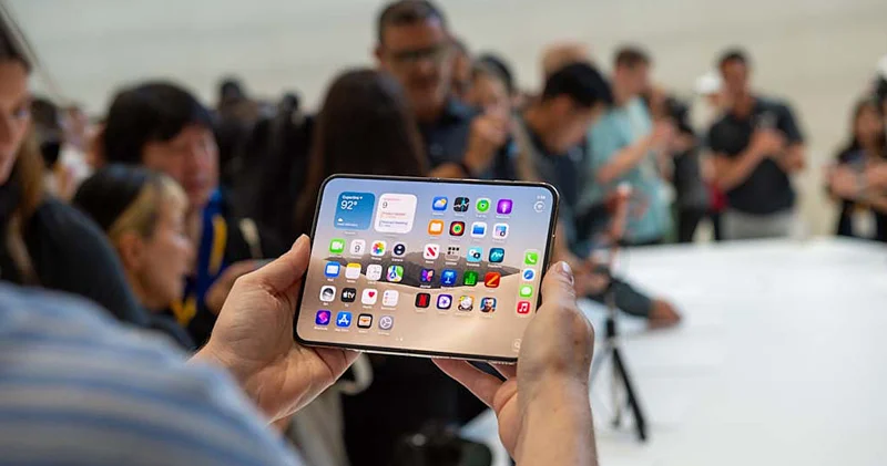 Apple 20 ildən sonra iPhone un dizaynını dəyişdi: Qatlanan telefon hansı riskləri yaradır? (FOTO/VİDEO)