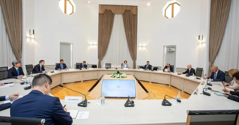 Азербайджан обсудил с китайской компанией проекты в сфере возобновляемой энергетики ФОТО