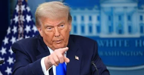 Париж отказался реагировать на пост Трампа о ее территориях